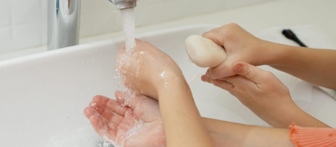ninos-pequenos-lavandose-manos